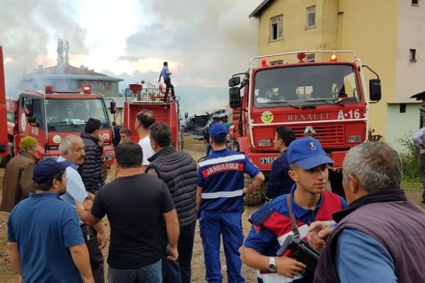 Kastomonu'da yangında 5 ev yandı