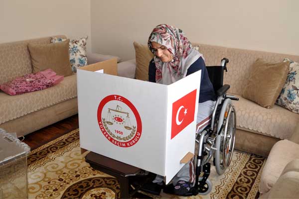 Seyyar sandıklar vatandaşların önünde