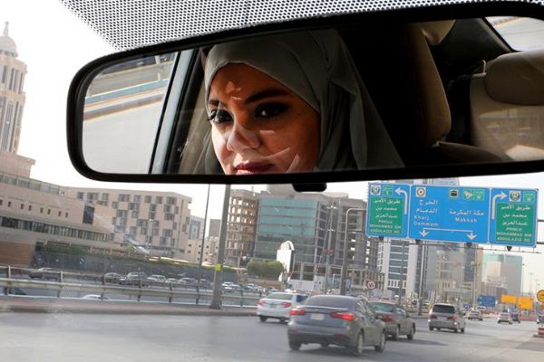 Suudi Arabistanlı kadınlar ilk kez trafiğe çıktı