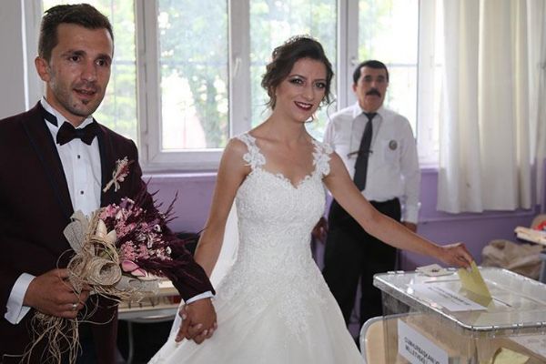 Gelinlikle oy kullandı