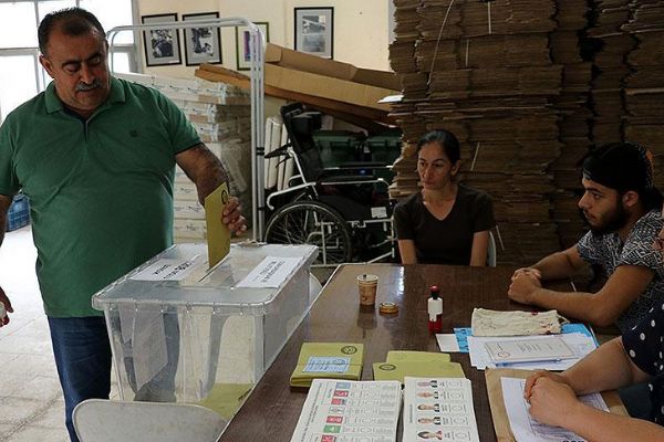 Ermeni vatandaşlar oylarını kullandı