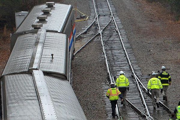 ABD'de raydan çıkan trenden 871 ton petrol nehre aktı