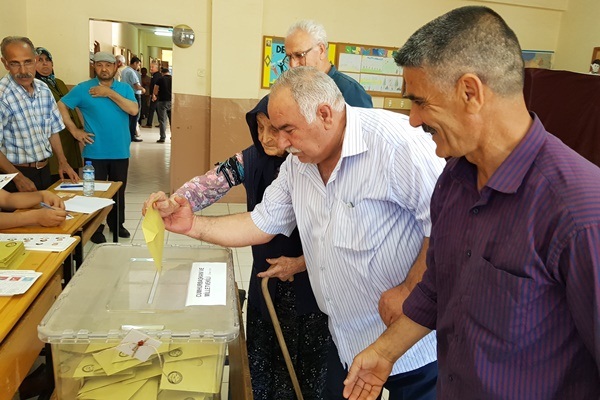 117 yaşında sandık başına gitti