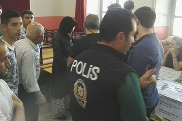 'Nasıl AK Parti'ye oy verirsin' deyip annesinin oy pusulasını yırttı