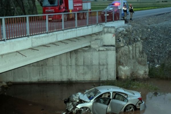 Otomobil köprüden dere yatağına uçtu: 1 kişi yaralandı
