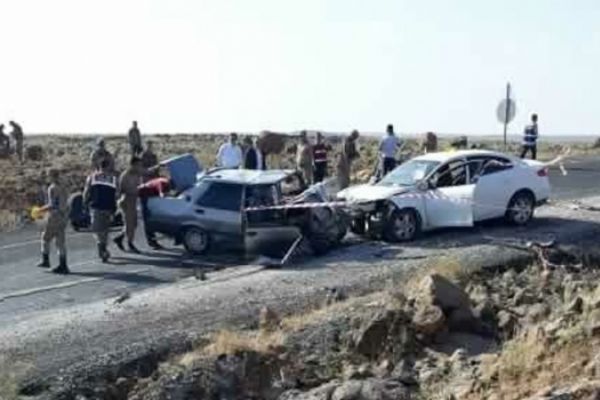 Viranşehir'de iki otomobil çarpıştı: 3 kişi öldü, 2 kişi yaralandı