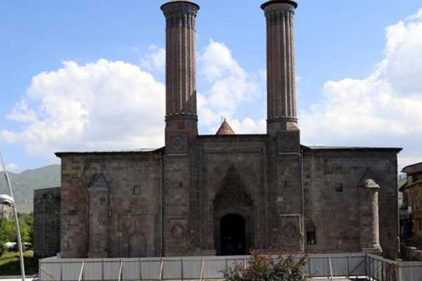 Tarihi Çifte Minareli Medrese'de çevre düzenlemesi