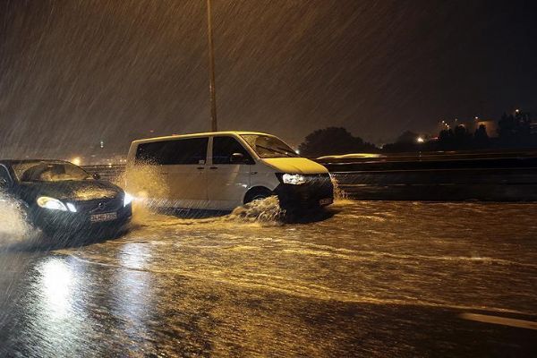 İstanbul'da sağanak su baskınlarına neden oldu