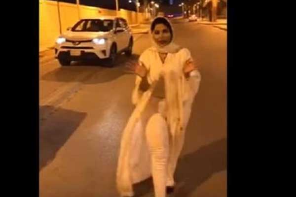 Giyim yasasını ihlal etmekle suçlandı! Çareyi ülkeden kaçmakta buldu