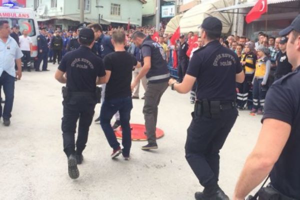 Şehit cenazesinde CHP çelengini parçaladılar