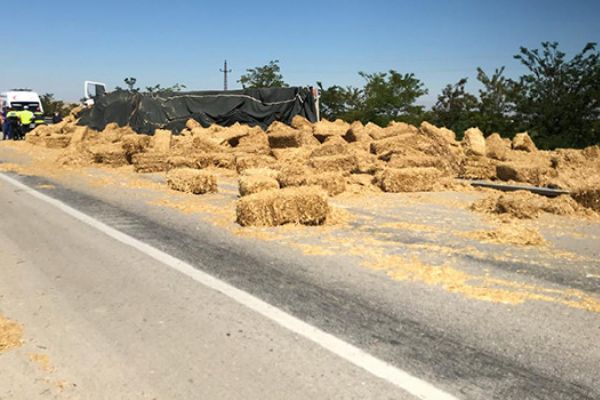 Konya'da saman yüklü tır devrildi!