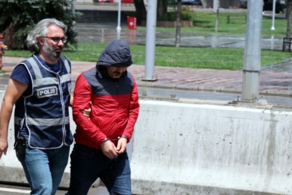 Bolu'da taşınmasına yardım ettiği arkadaşının evinden para ve kolye çaldı