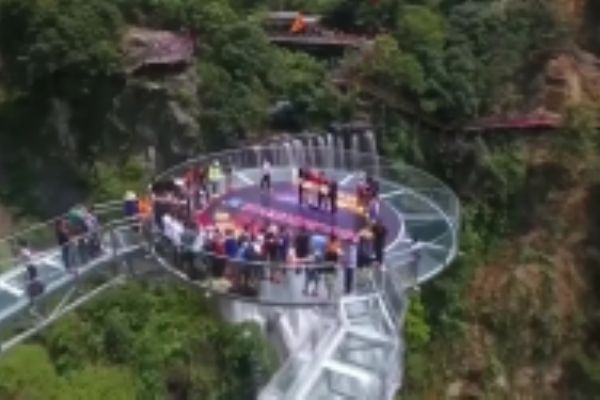 Dünyanın en büyük cam terası Çin'de açıldı