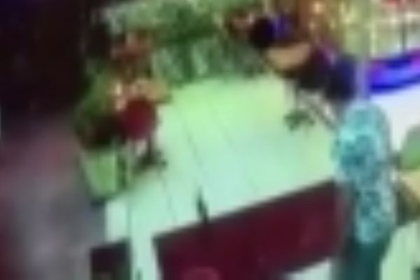 Yine şiddet! Yavru kediye tekmeli saldır