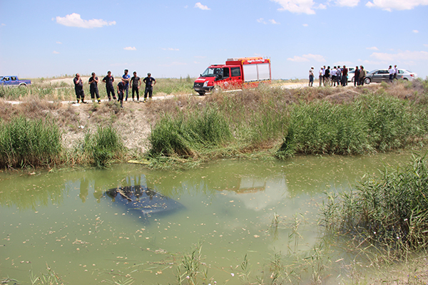 Konya'da kamyonet sulama kanalına düştü