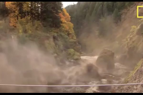 Baraj kapakları açılınca karşısında hiç bir şey duramadı