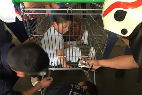 İstanbul'da parmakları alışveriş sepetine sıkışan çocuğu itfaiyeciler kurtardı