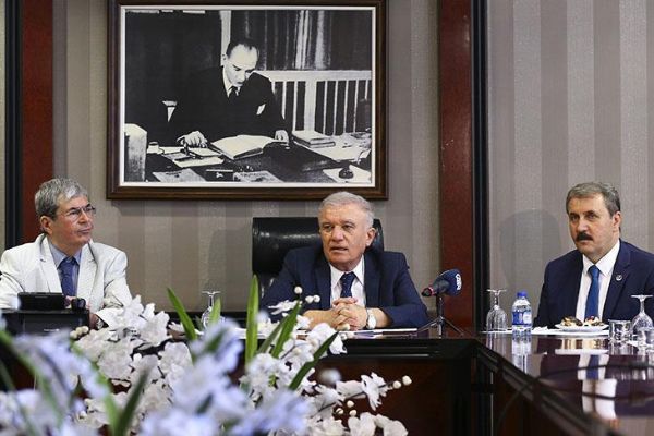 Milletvekilleri mazbatalarını alıyor