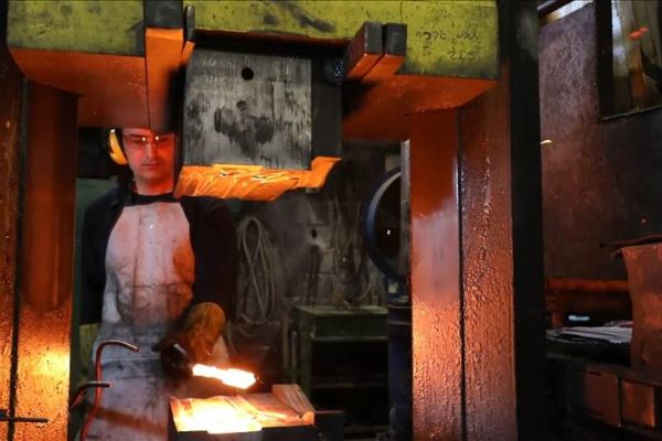 Ateşle 'oynayan' adamlar çeliğe 'hayat' veriyorlar