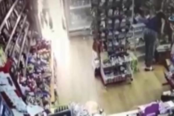 Kadın market çalışanından saldırgana kavanoz!