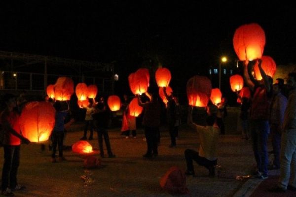 Eylül ve Leyla için dilek feneri uçurdular