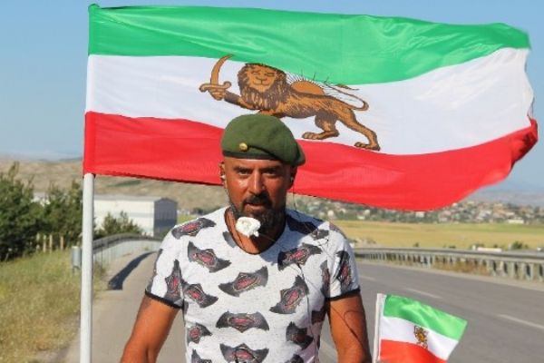 Molla rejimine inat 9 bin kilometre yol yürüdü