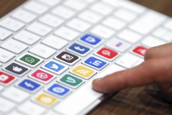 İran ülkede en çok kullanılan sosyal medya ağını yasaklıyor