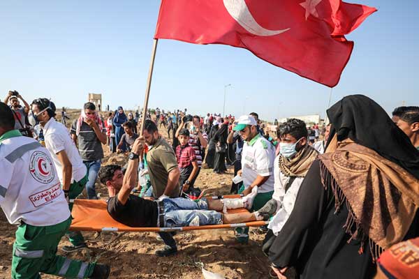 İsrail Türk bayrağı taşıyan Filistinli genci vurdu