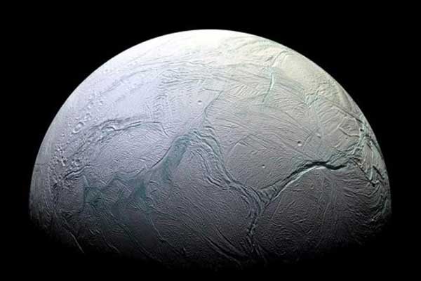 Enceladus'ta yaşam ihtimali bulundu