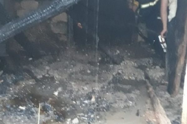 Adana'da ahşap ev küle döndü0