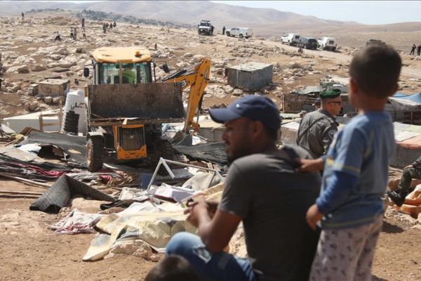 İsrail askerleri Kudüs'ün doğusunda Filistinlilere ait 40 ev ve ağılı yıktı