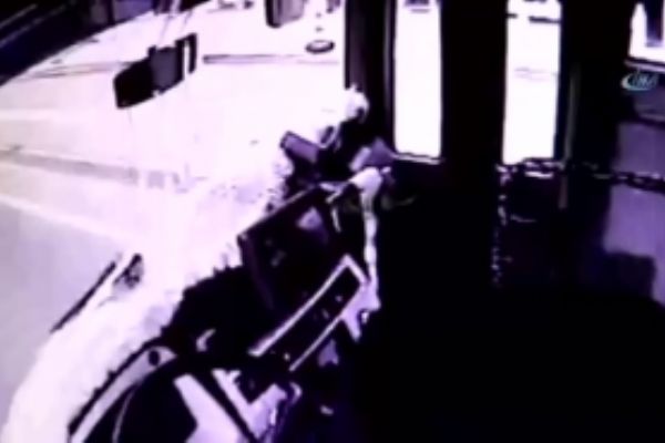 Halk otobüsü yaşlı adama böyle çarptı