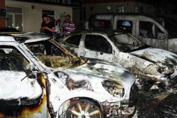 Oto galericiler sitesinde, park halindeki 8 araç yandı