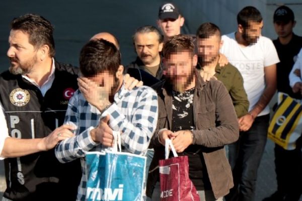 Uyuşturucu operasyonunda gözaltına alınan 1'i kadın 30 kişi adliyede