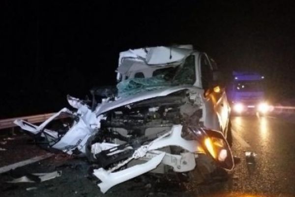 Düzce'de kamyonet TIR'a çarptı: 1 ölü, 1 yaralı