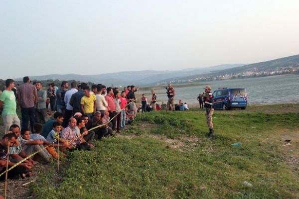Baba ve iki kızı gölette kayboldu