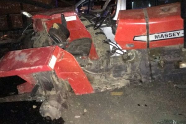 Traktördeki demir parçası minibüsün içine girdi: 1 ölü, 6 yaralı