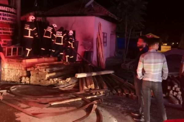 Aksaray'da kereste dükkanındaki yangın paniğe neden oldu