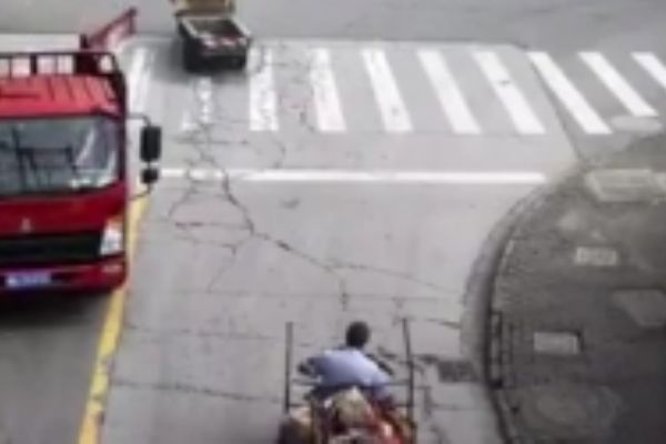 Trafikte akılalmaz olay!