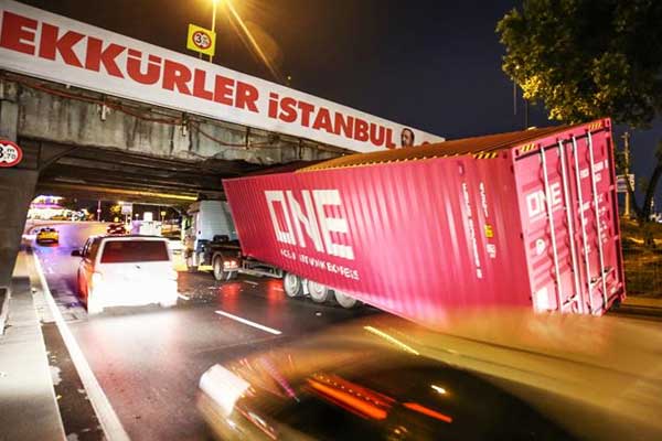 Unkapanı Köprüsü'nün altına sıkışan tır hasara neden oldu