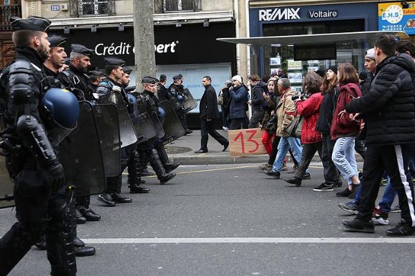 Fransa'da polis şiddetine karşı protestolar artıyor