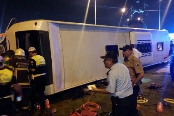 Kütahya'da tırın çarptığı yolcu otobüsü devrildi: 1 ölü 13 yaralı