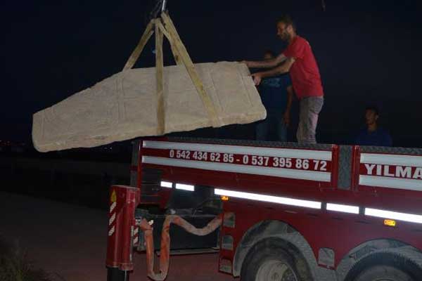 Tarlada su kanalı açarken tarihi eser buldu