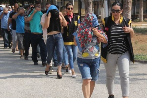 Polis fuhuş çetesini; gezici doktor, PTT görevlisini kılığına girerek çökertti