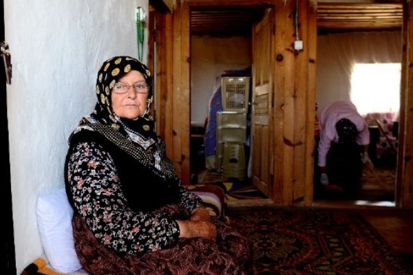 Bahriye teyze 50 yıldır dağ köyünde yalnız yaşıyor
