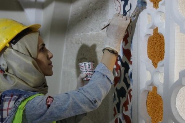 532 yıllık caminin duvarlarını kadın nakkaşlar renklendiriyor