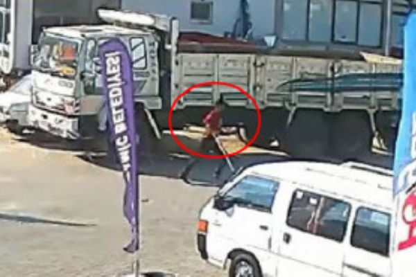 Hırsız paraları yola saçarak kaçtı