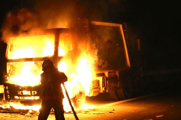 Seyir halindeki çöp toplama kamyonu alev topuna döndü