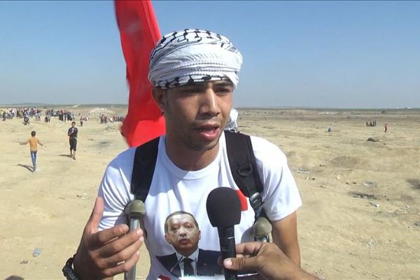 Gazzeli Selim yaralı katıldığı gösterilerde yine Türk bayrağı açtı