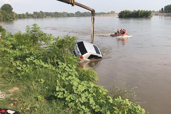 Manzara izlemeye geldiği otomobili Meriç Nehri'ne düştü